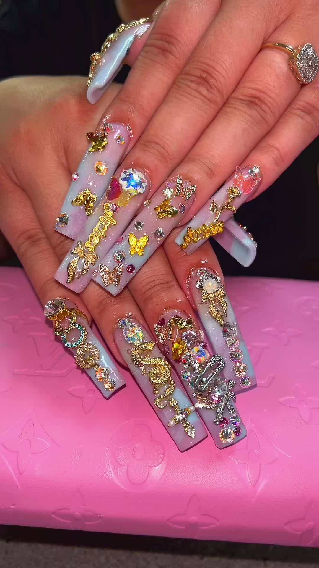 @MiMi 🎨🦋👑🦄