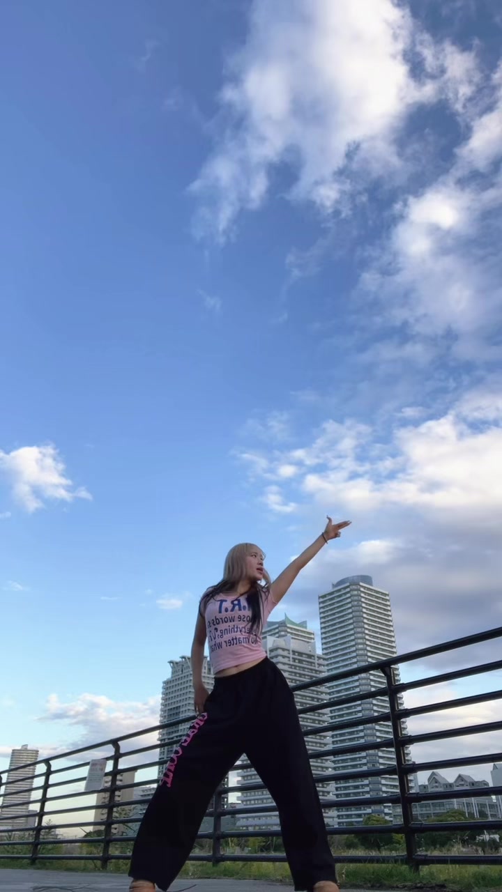 @もな