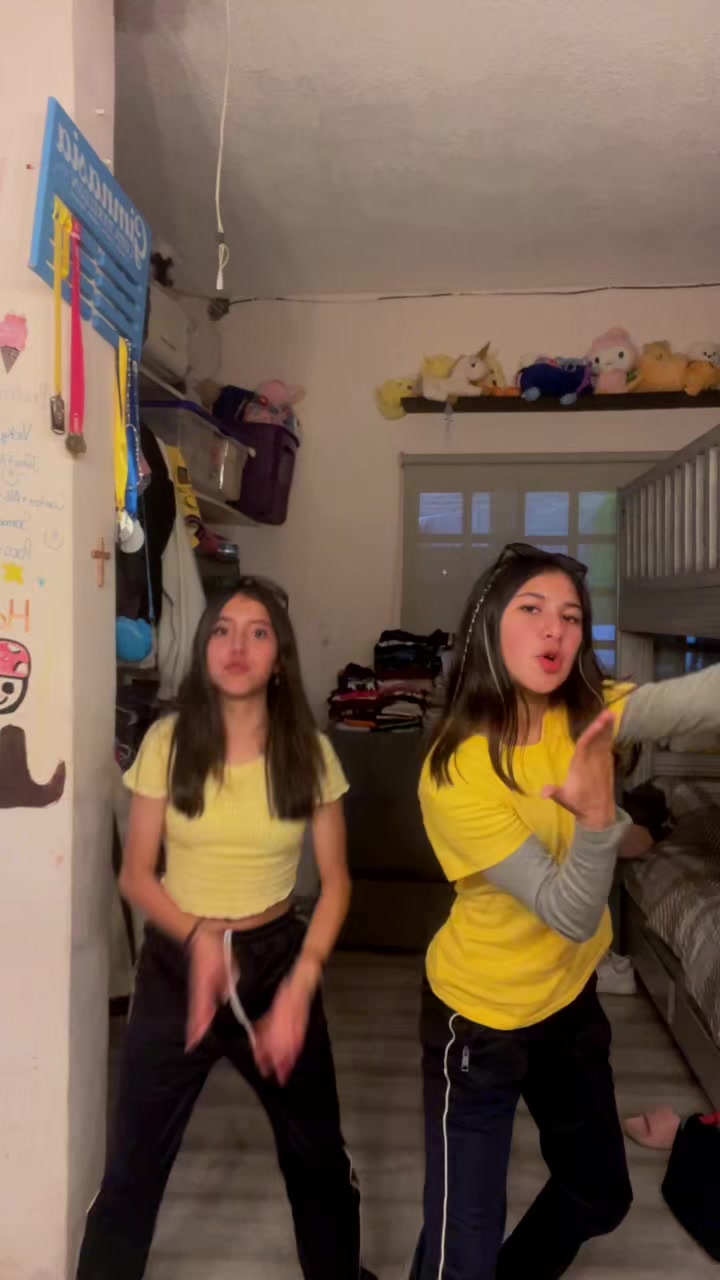 @👯&zwj;♀️👐🏽