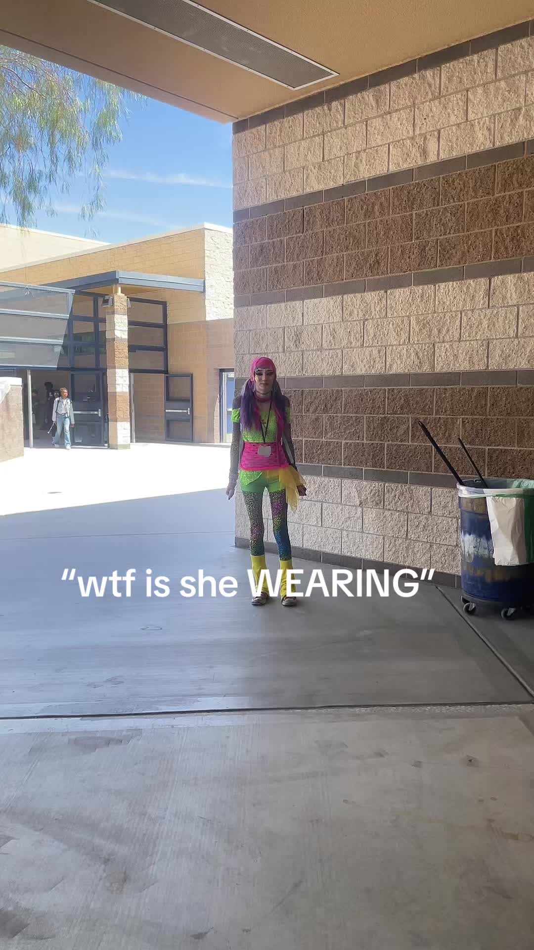 @Weird chick wit pink hair