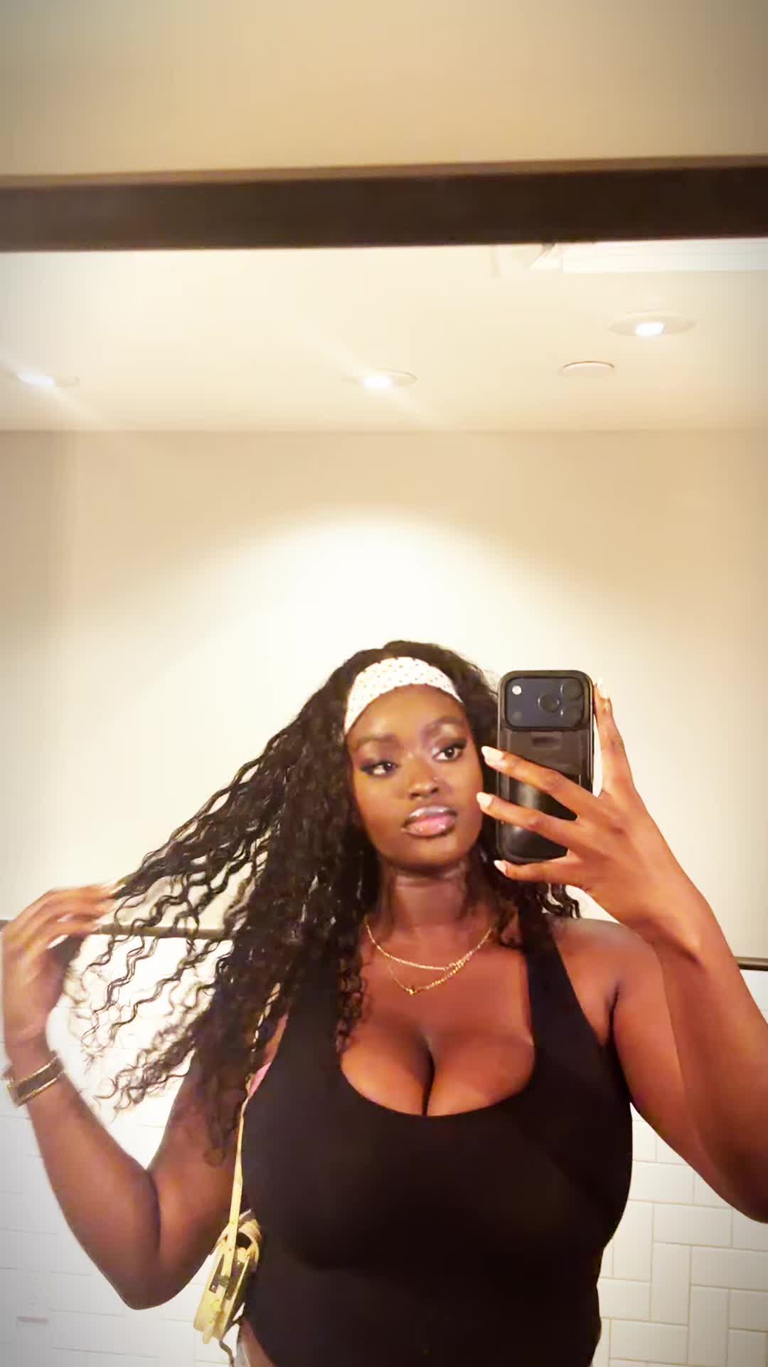 @darkskinhottie