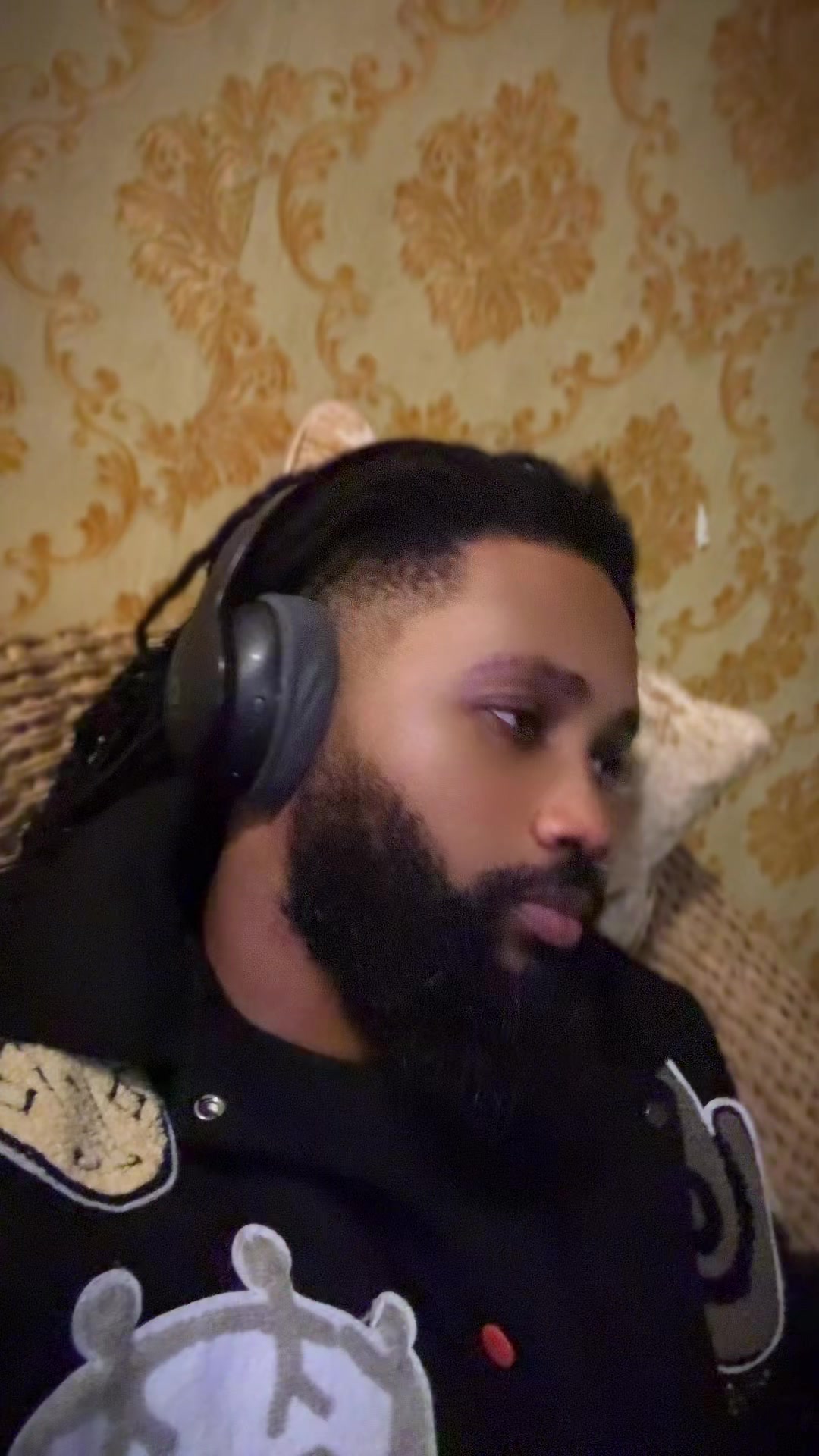 @R&sigma;ƈԋ Aɾƚԋ&upsilon;ɾ on The beat