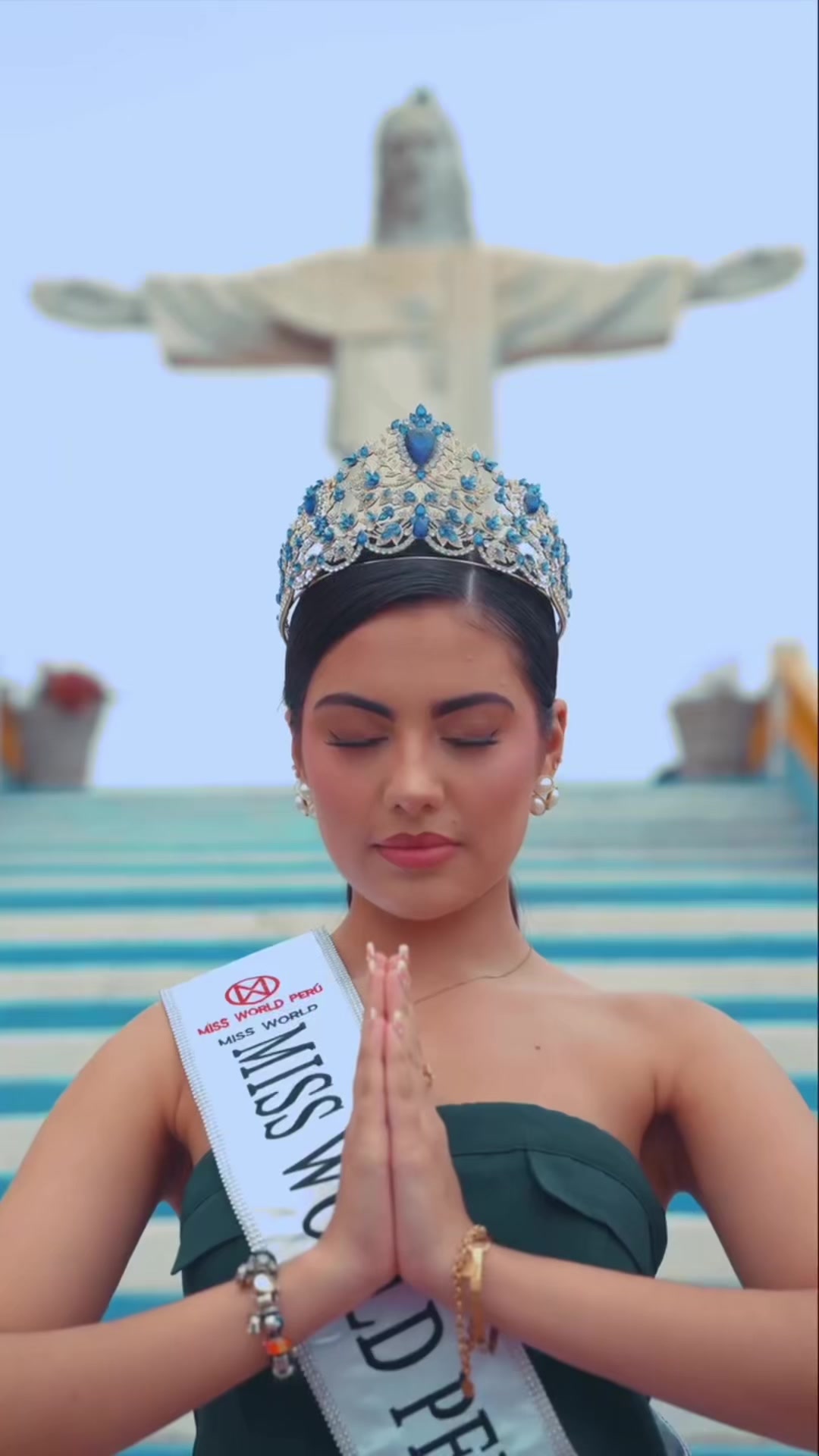 @LatinaUniversal