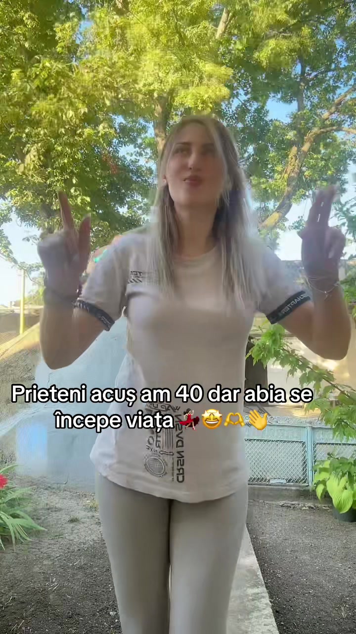 @🐝