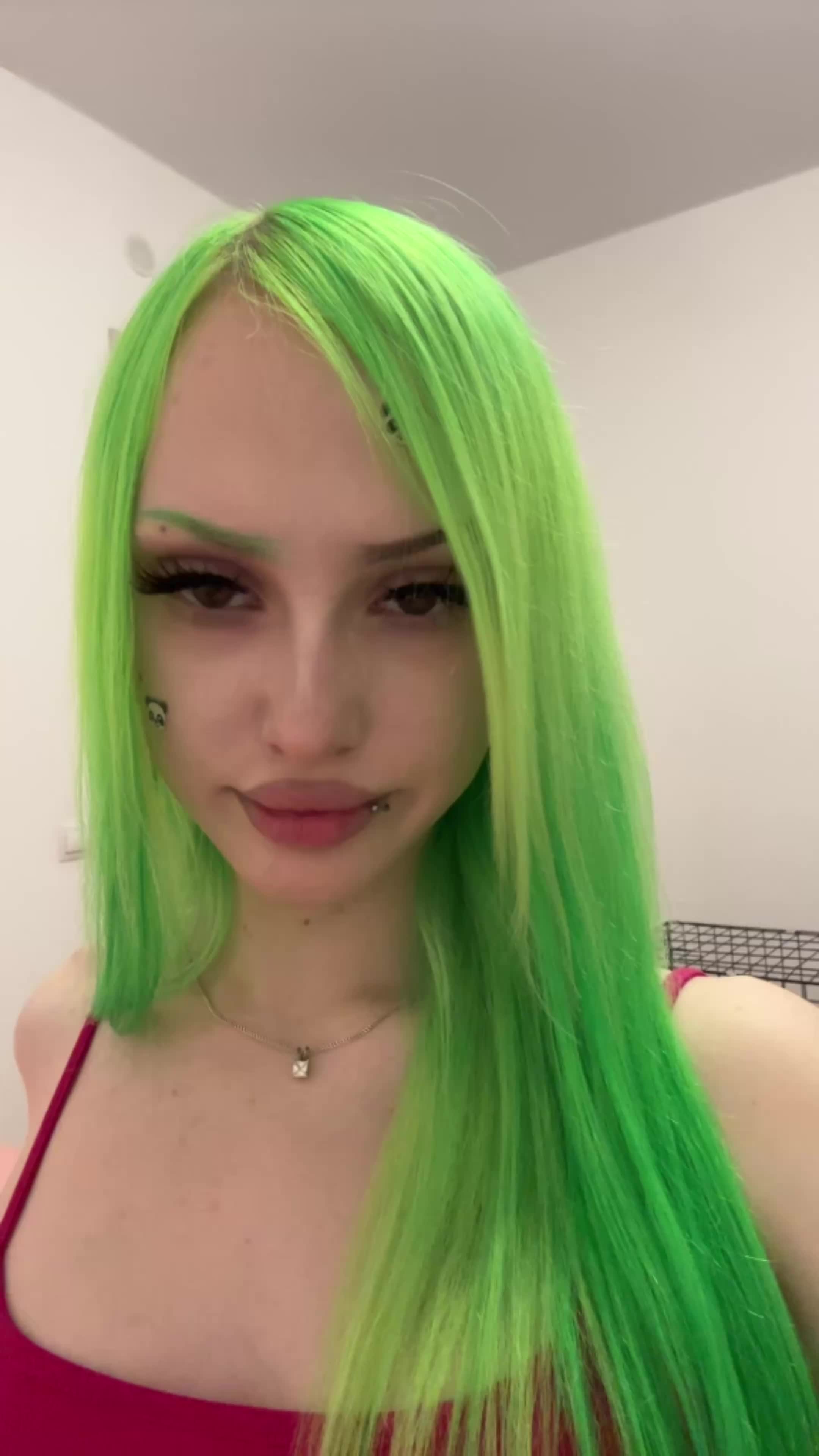 @🙎🏼&zwj;♀️