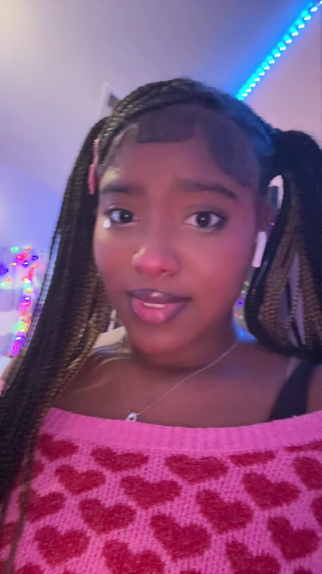 @>_<