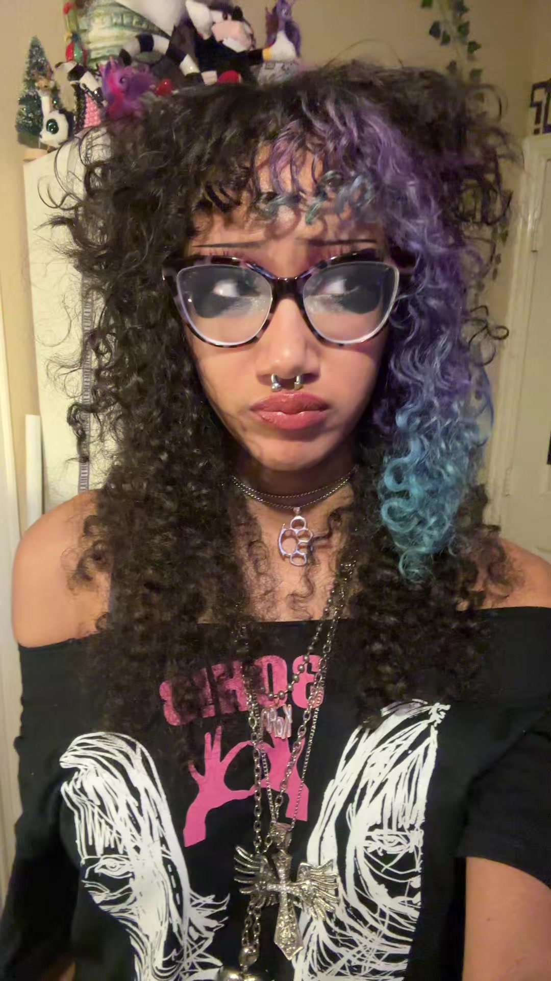 @>_<