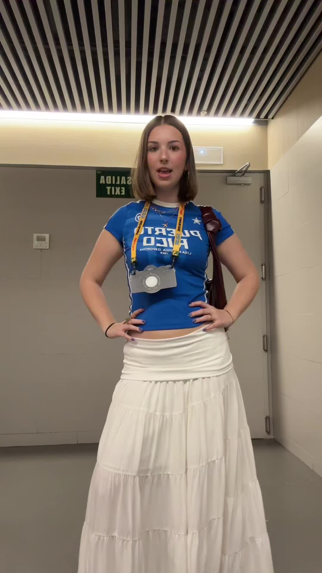 @>|<