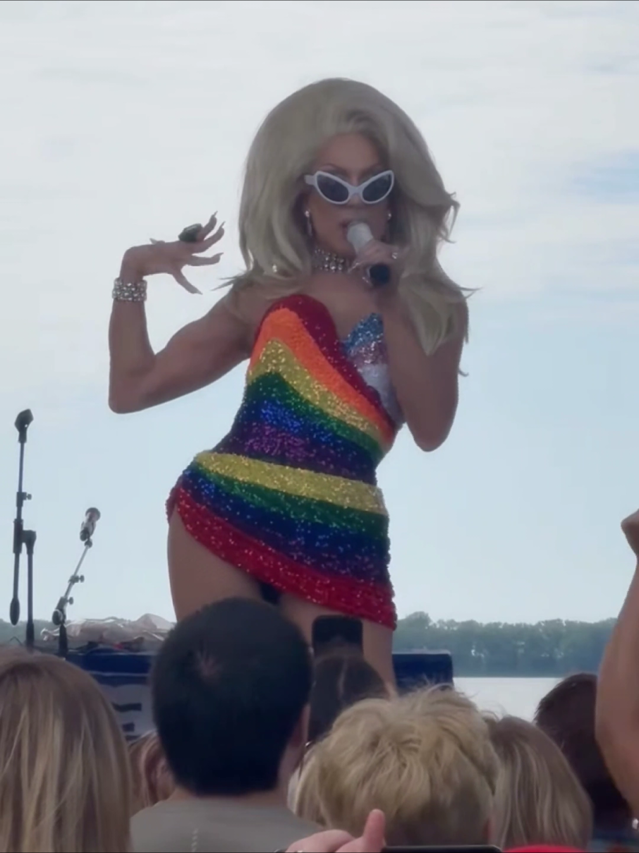 @the queeniest queen
