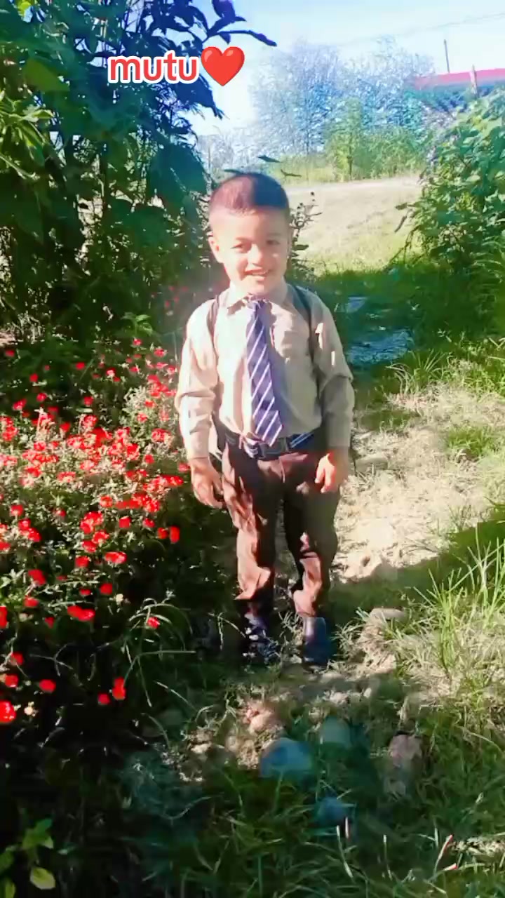 @🫂🧏👩👦🌄
