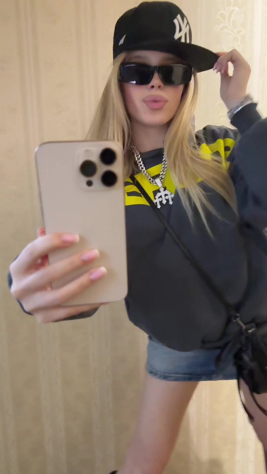 @lizzitak