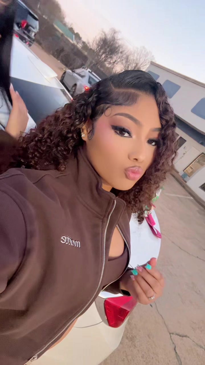@Angelina🦋