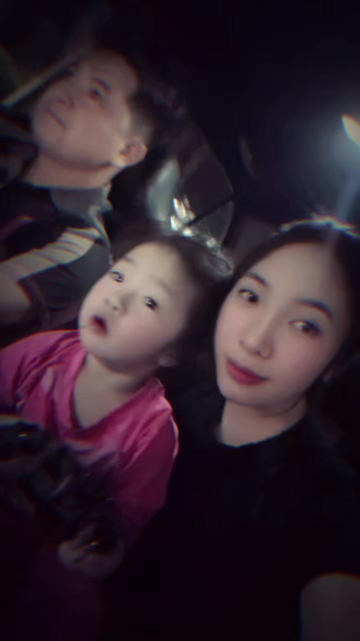 @Uy&ecirc;n Nhi