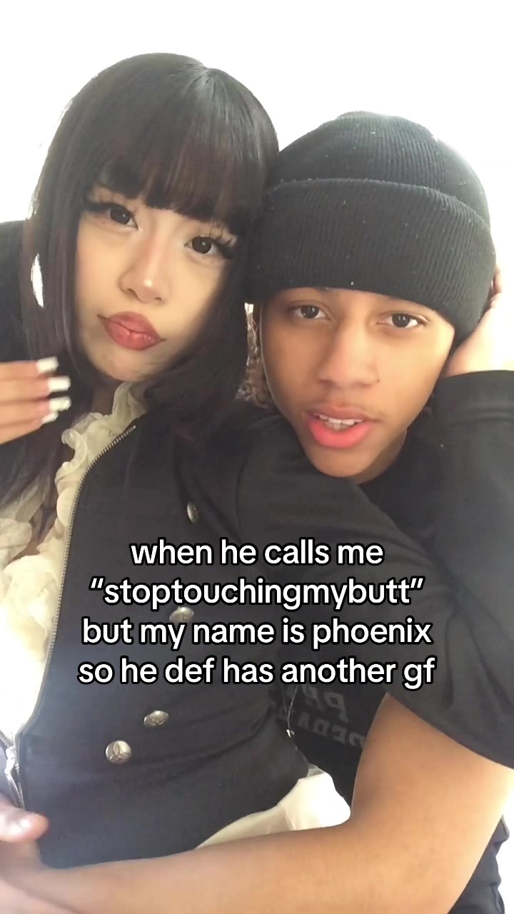 @>_<