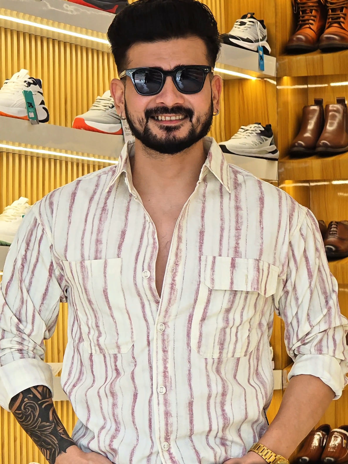 @पछ्याण wears