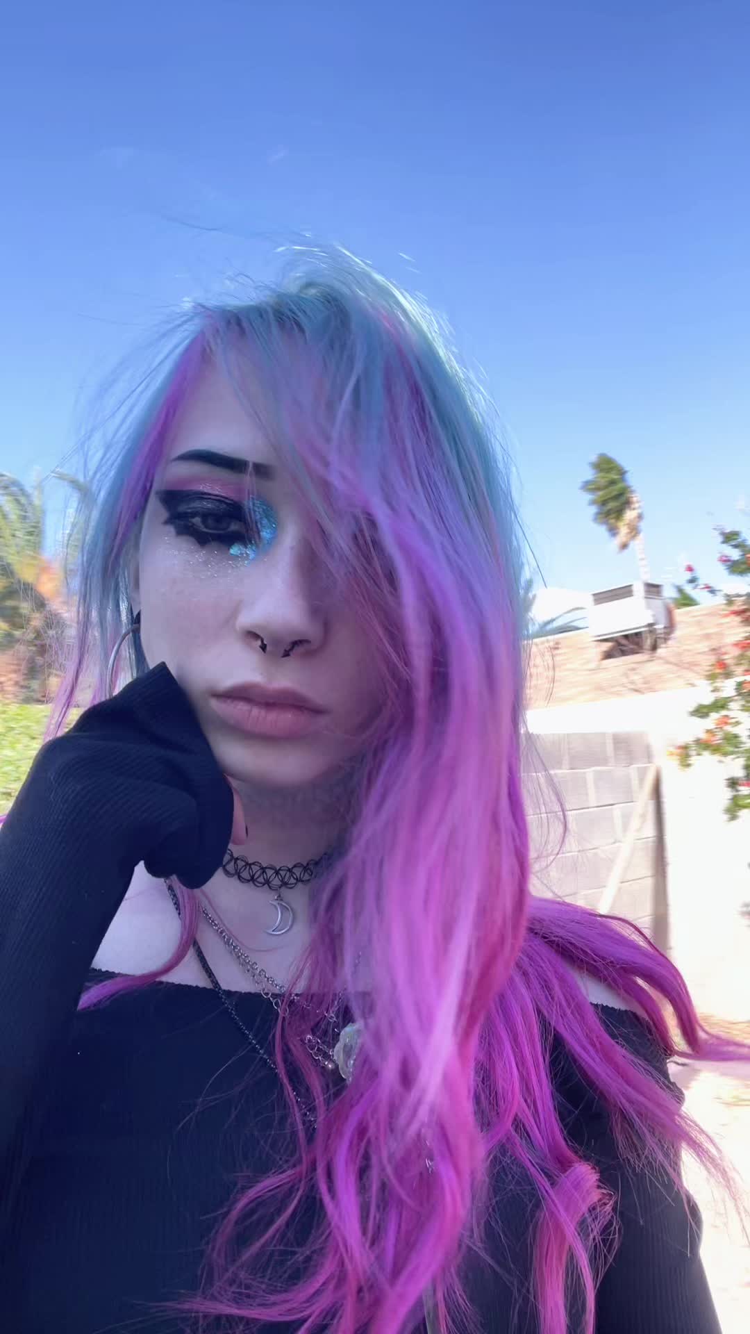 @Weird chick wit pink hair