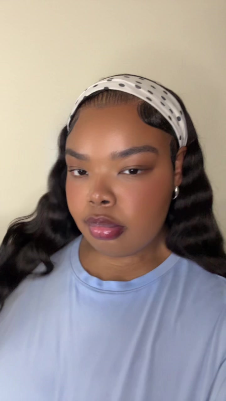 @🧍🏽&zwj;♀️