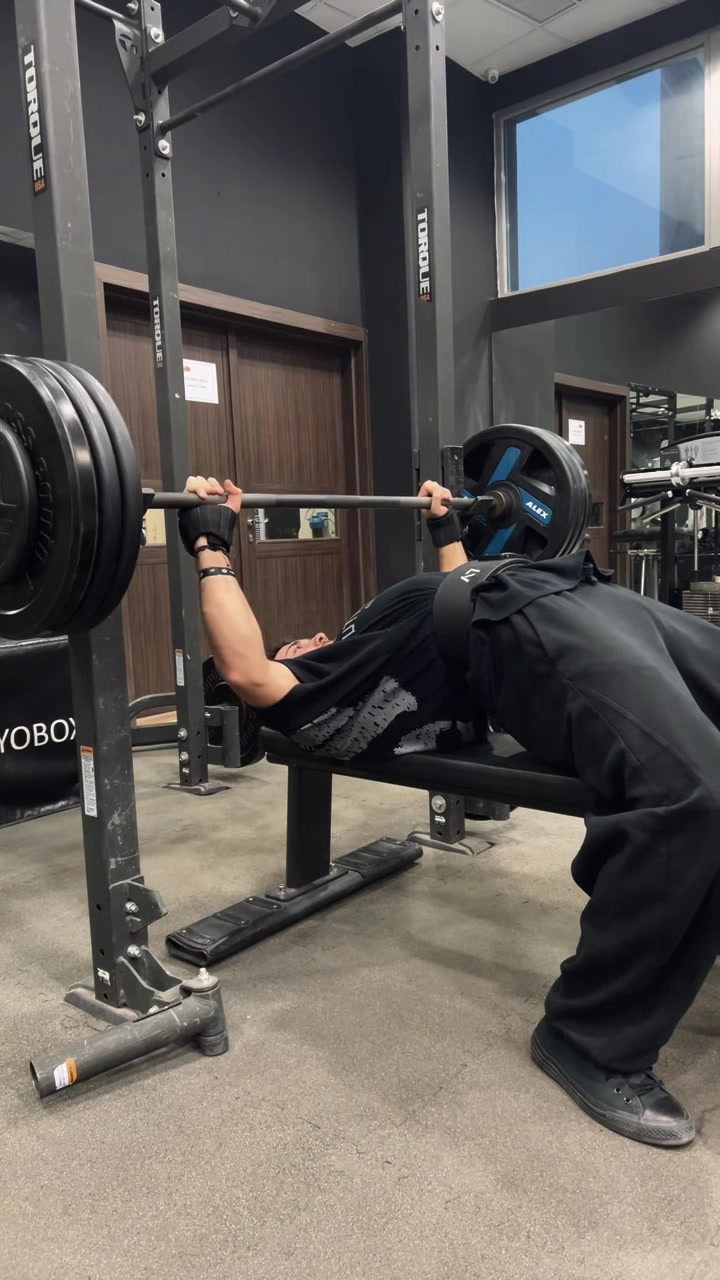 @⃟