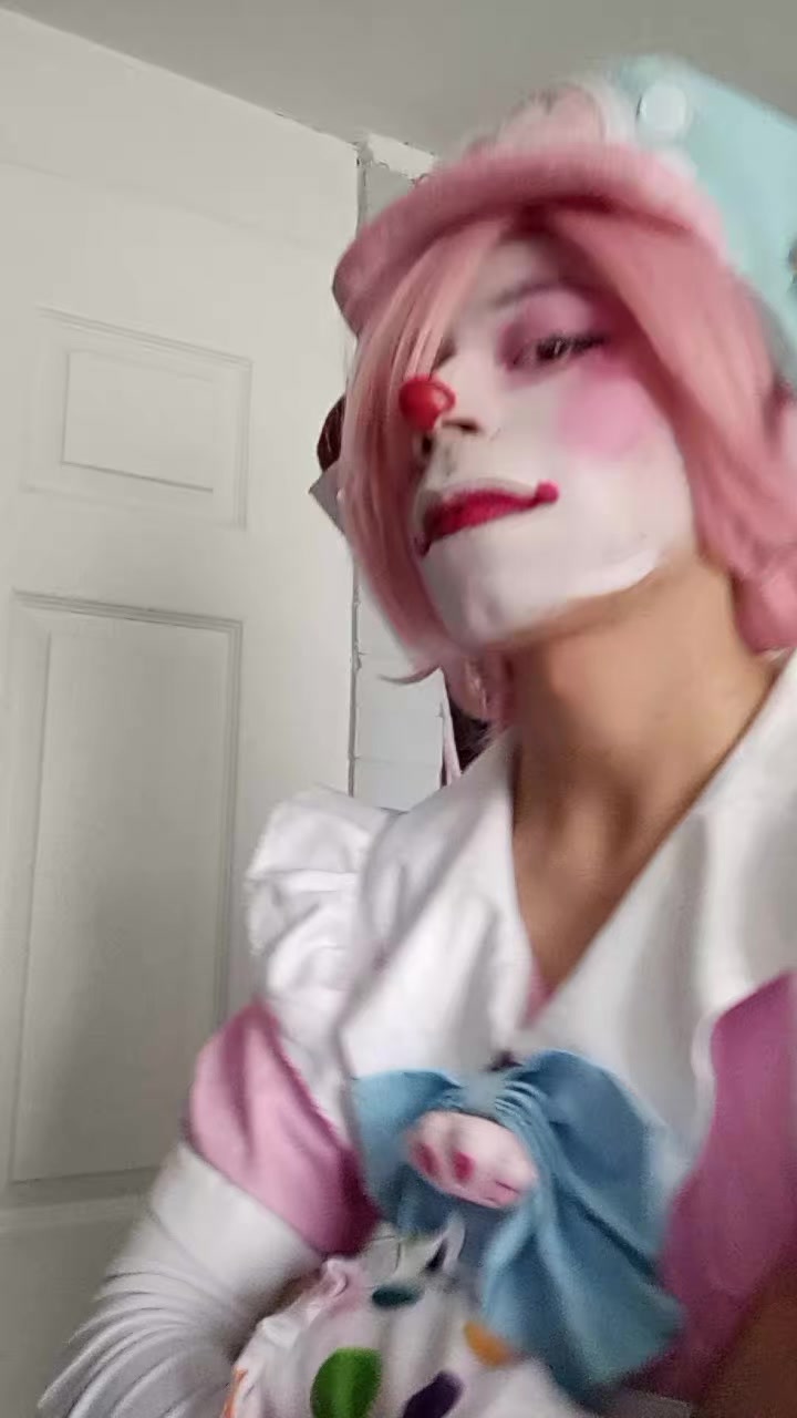 @Dafne the clowngirl
