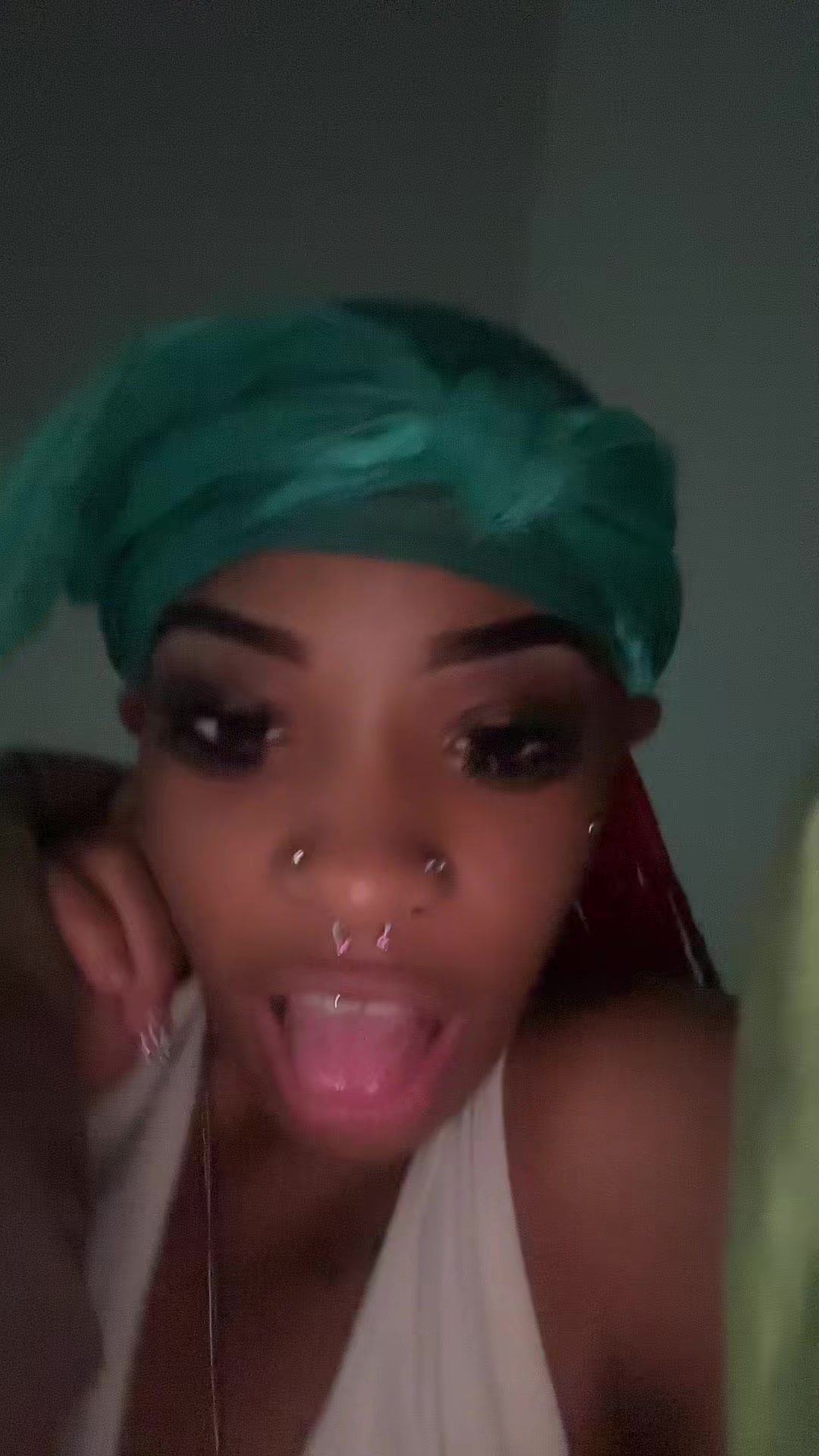 @👩🏽&zwj;❤️&zwj;💋&zwj;👩🏽