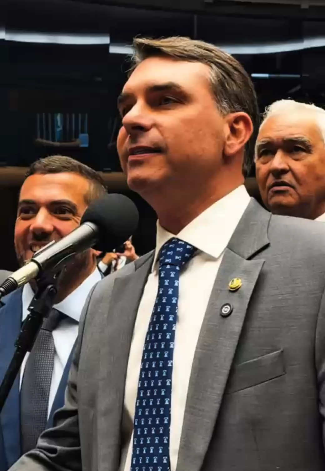 @Flávio Bolsonaro