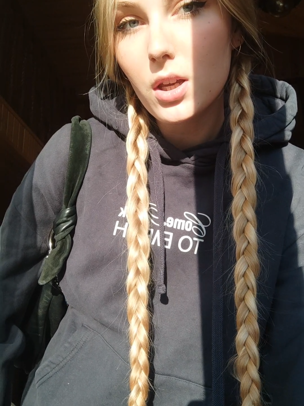 @😨
