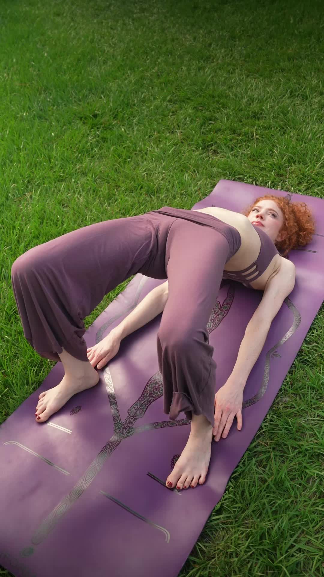 @lilredyoga