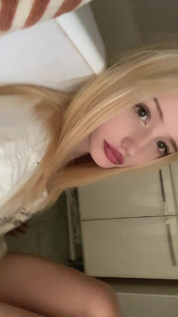 @>_<