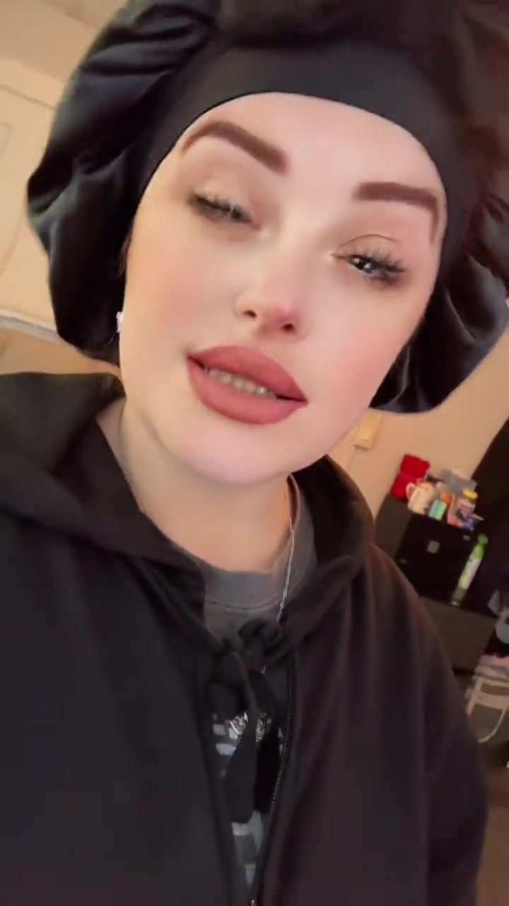 @JustASmallTownGirl🩷💜
