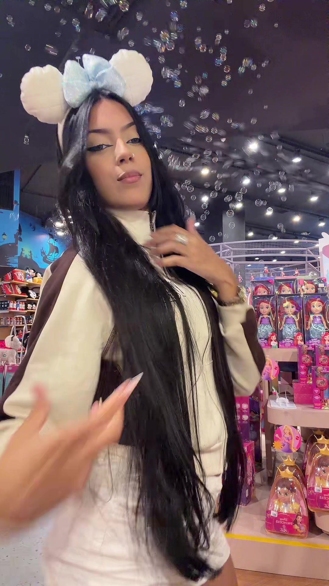 @llaramrtns