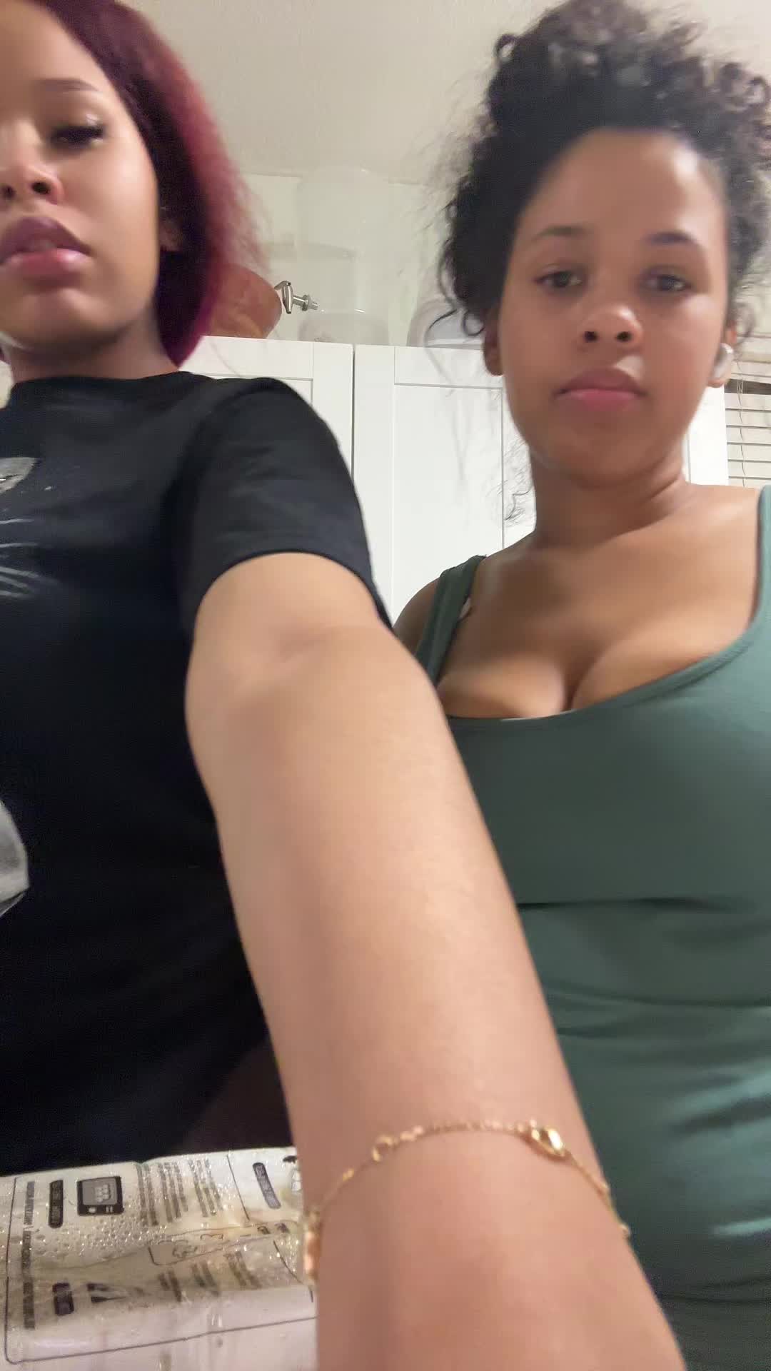 @Sistersx2