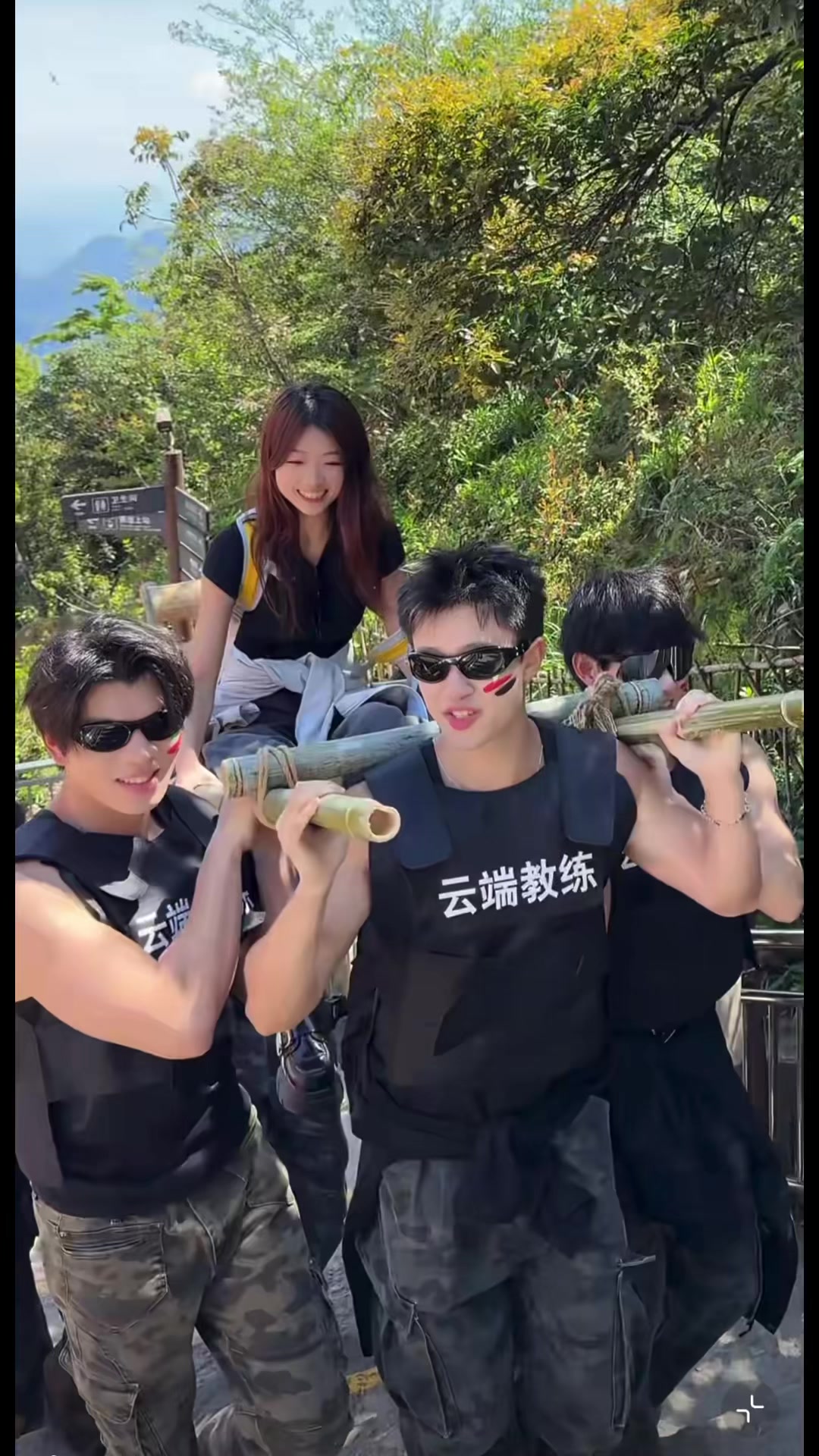 @𝐿𝑢𝑦𝑖𝑛