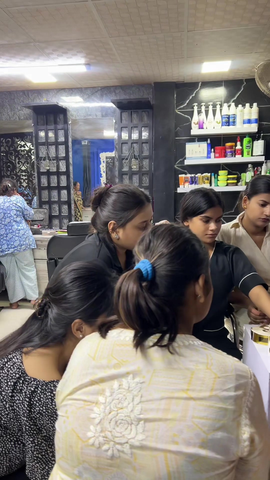 @Roshani beauty salon