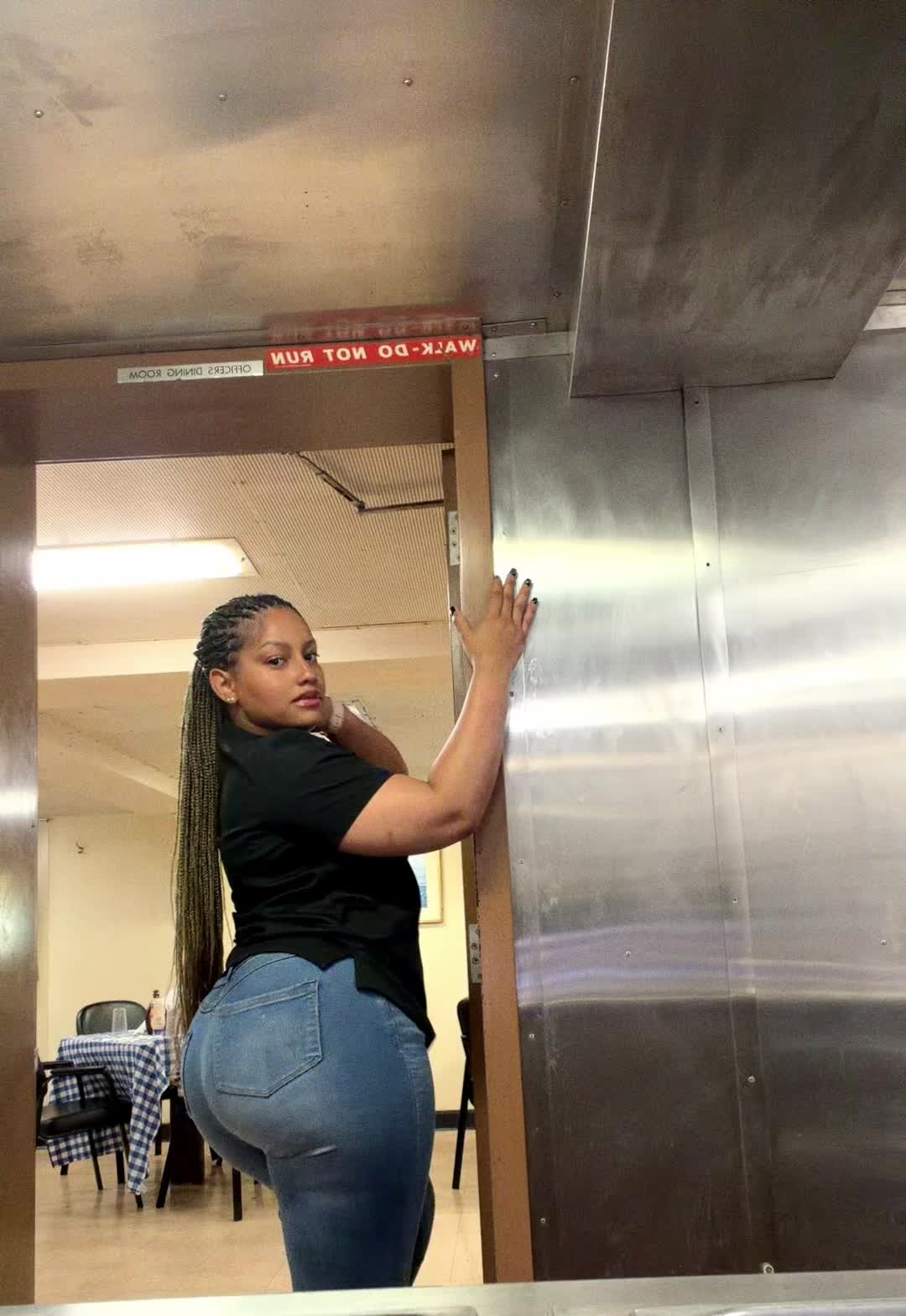 @TheeTropixalRedd