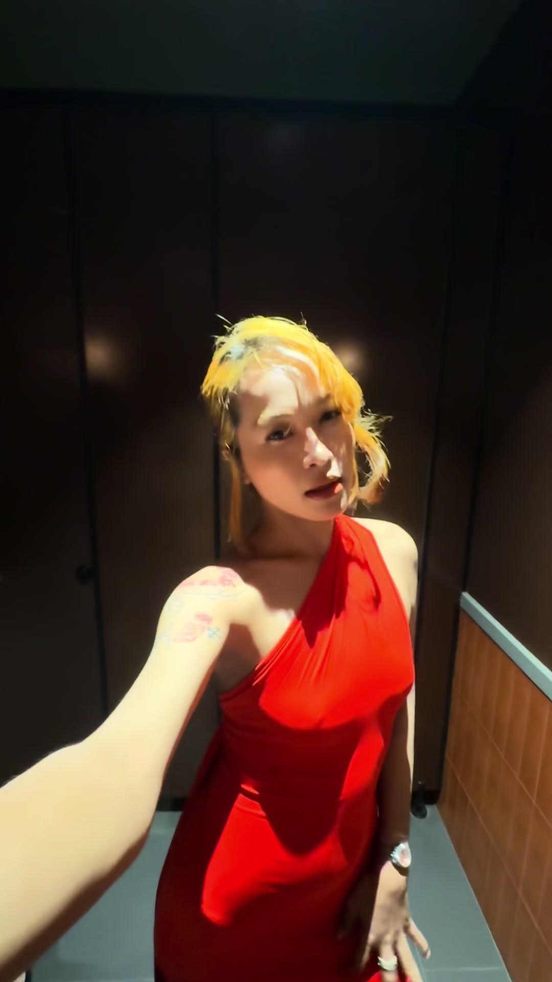 @Betsy Bombastic - ប៊េតសុី