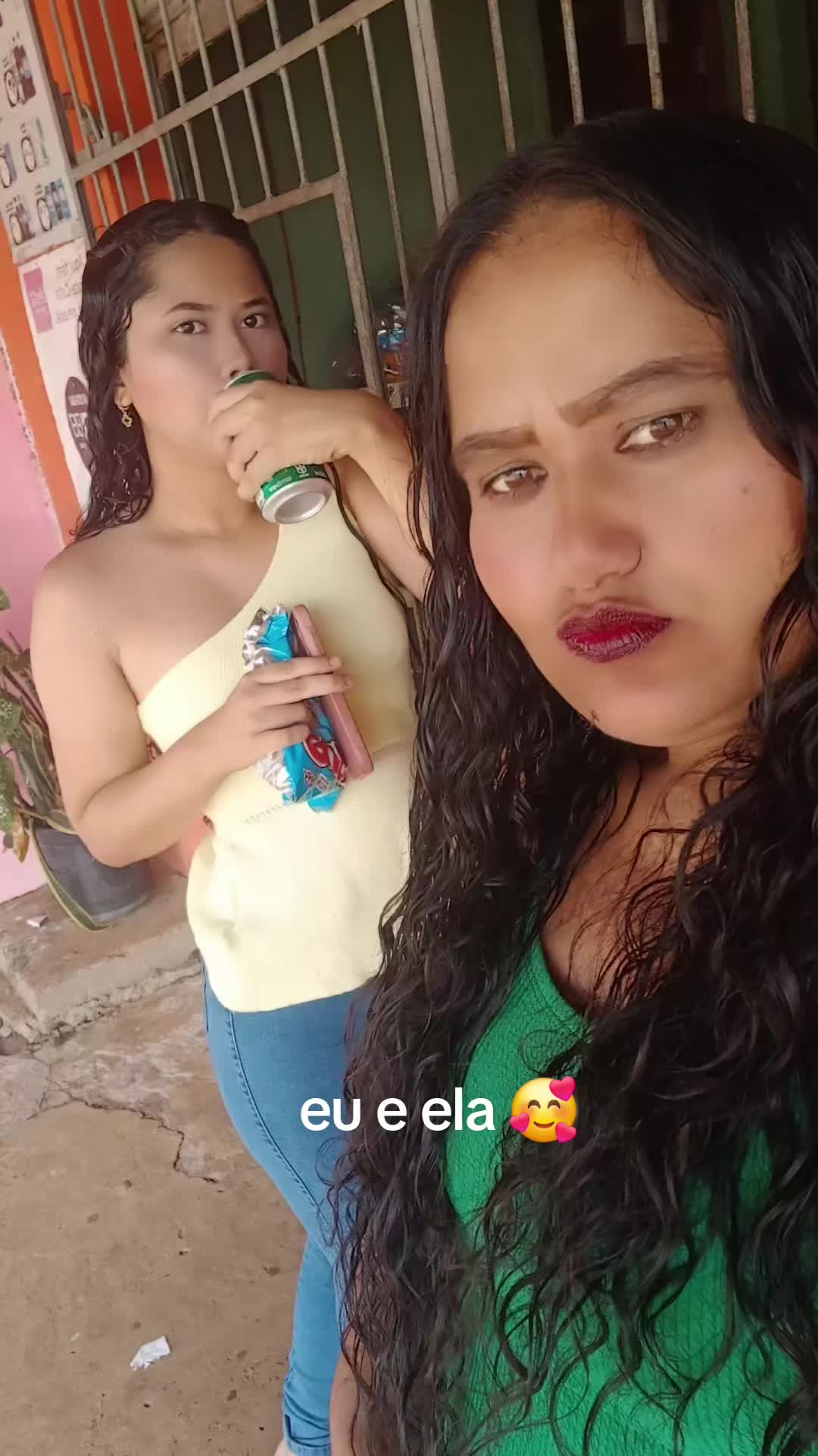 @taina e thania