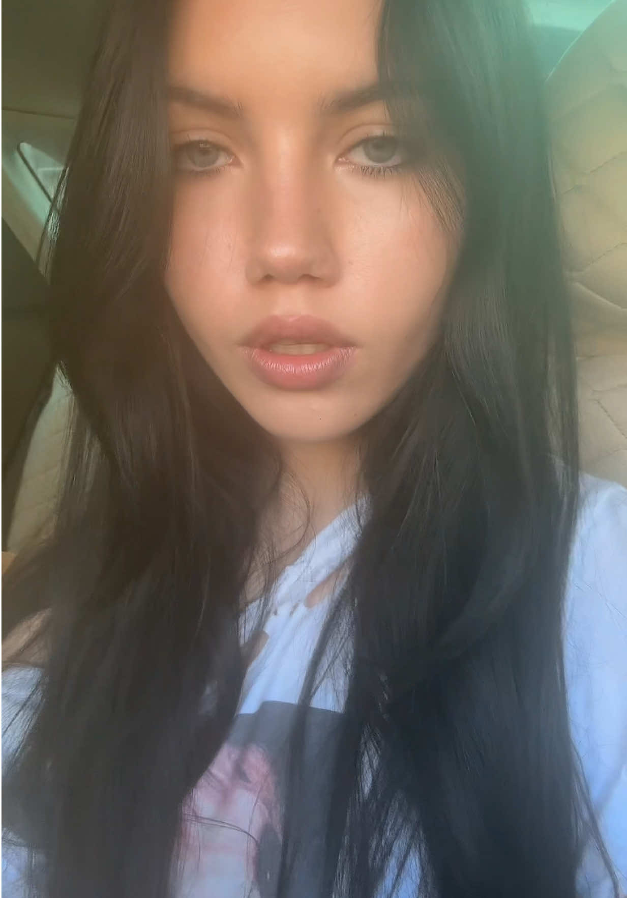 @<4