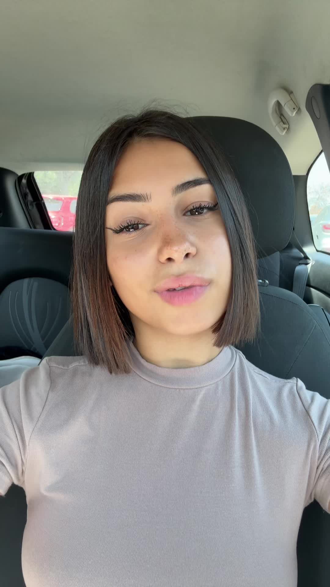 @elisaangiius