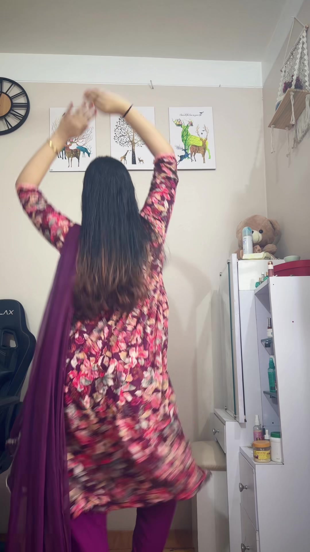 @AKRITI👑