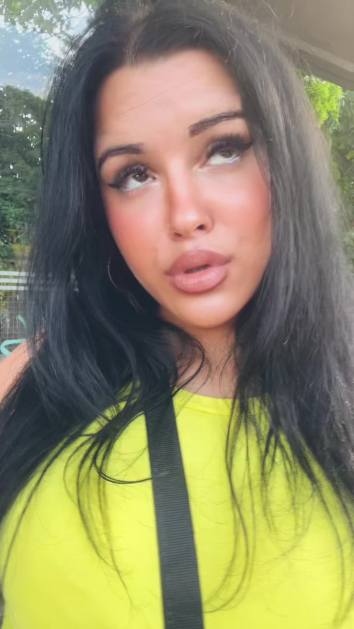 @neeveenica