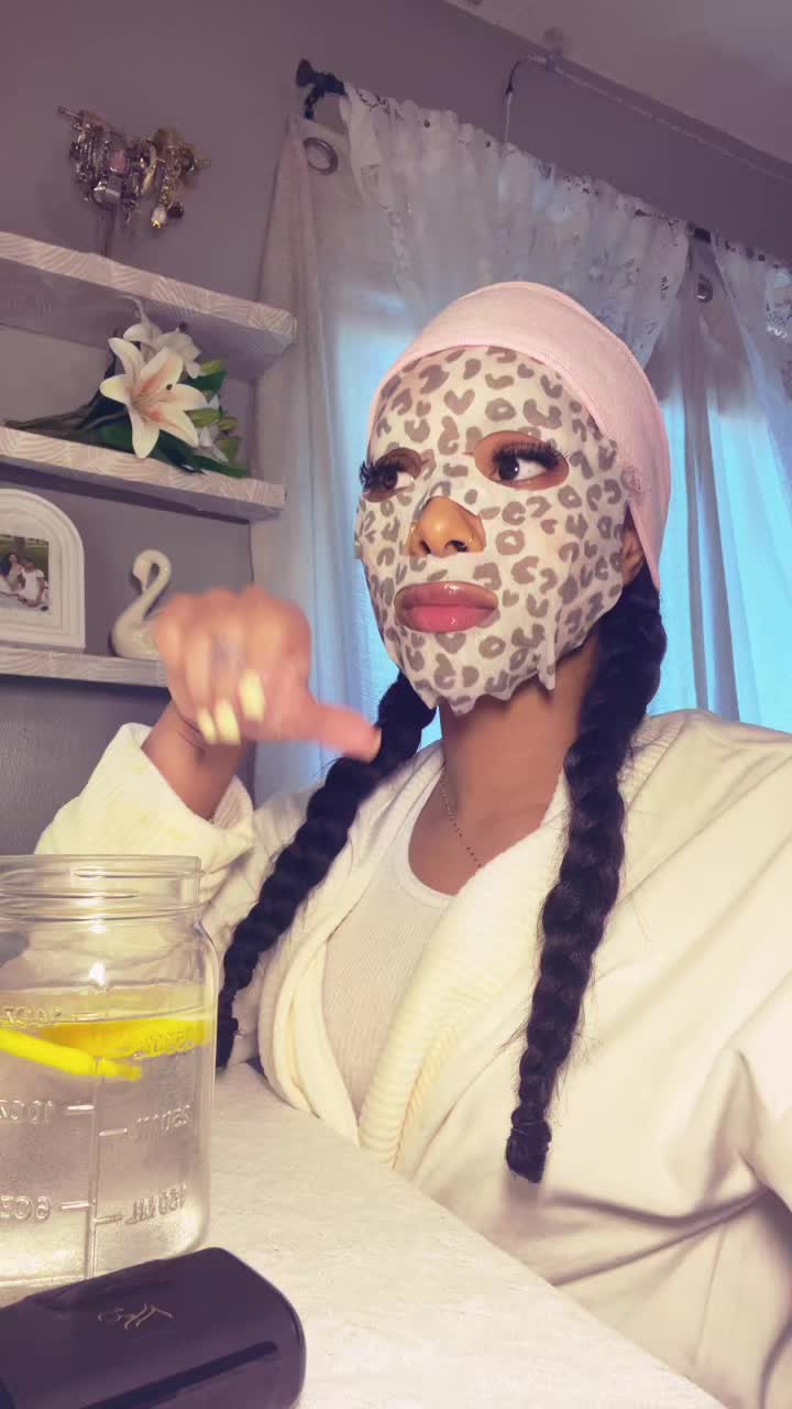 @🧘🏽&zwj;♀️