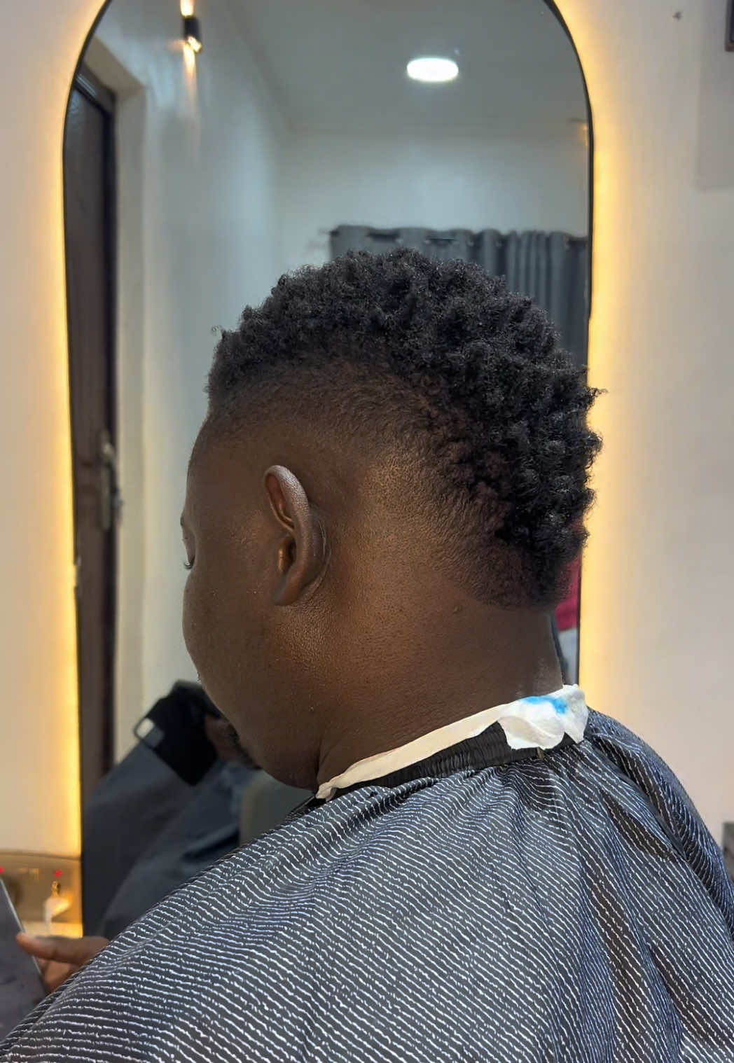 @FEMALE BARBER/LOCTICIAN IN LAG