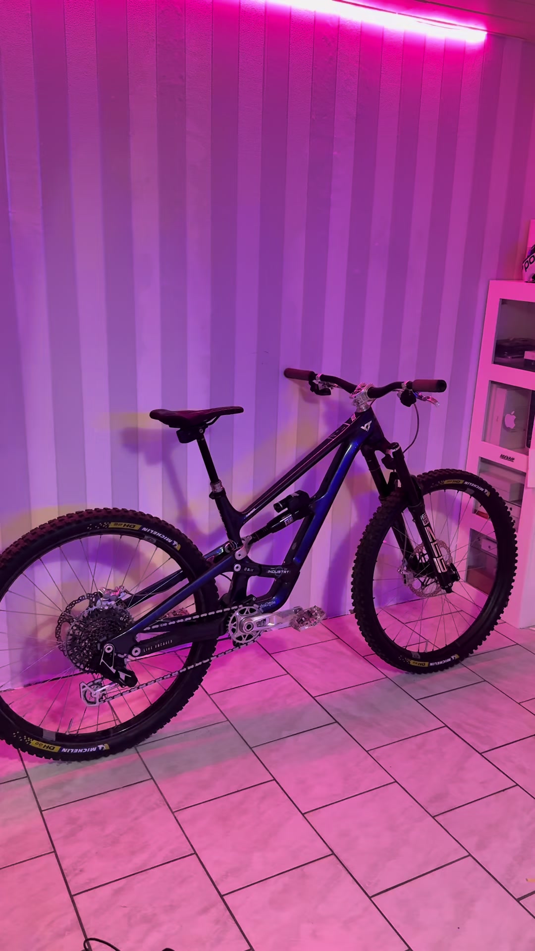 @𝐿𝑢𝑟𝑧𝑧𝑧&trade;