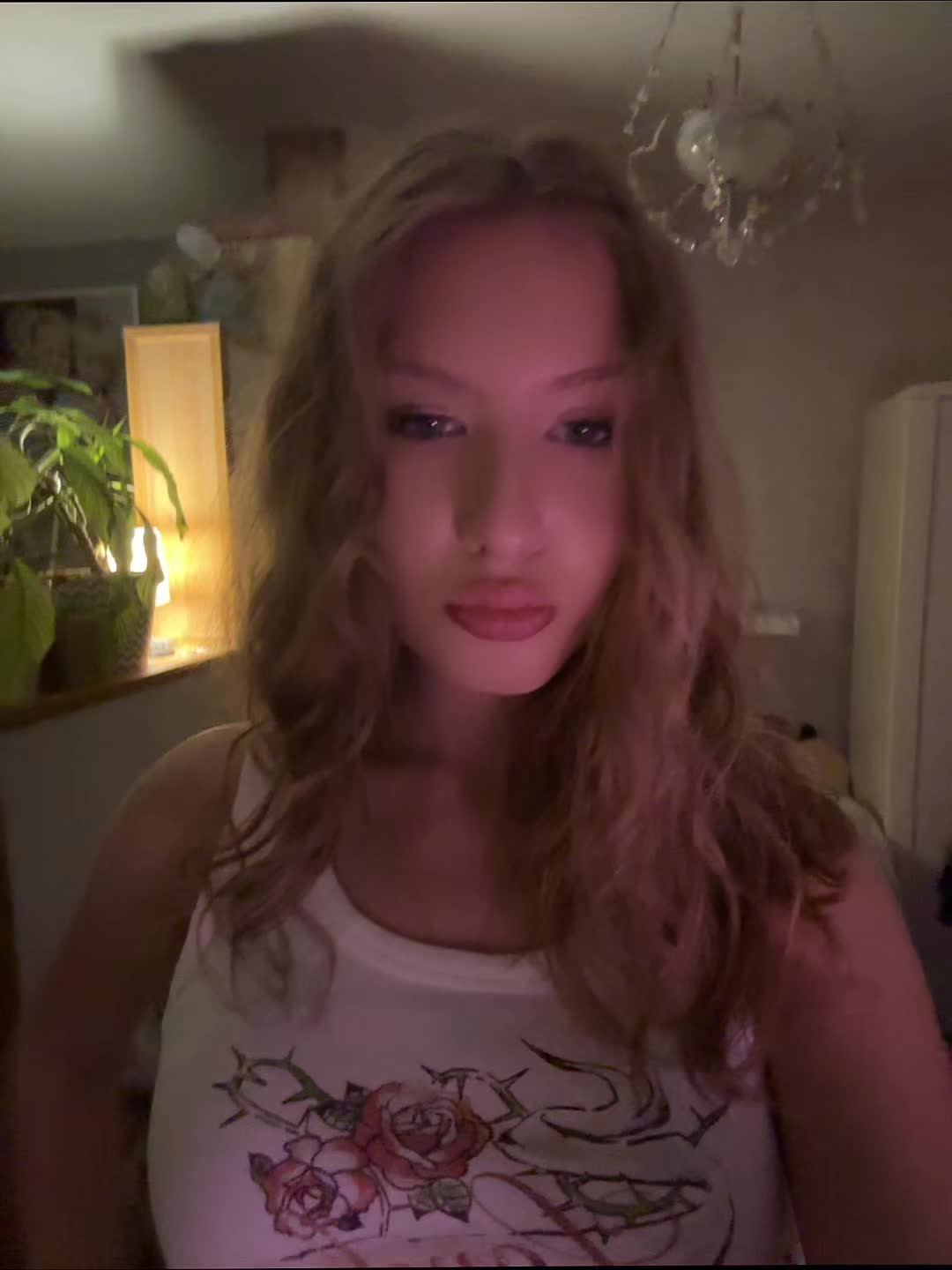 @<4