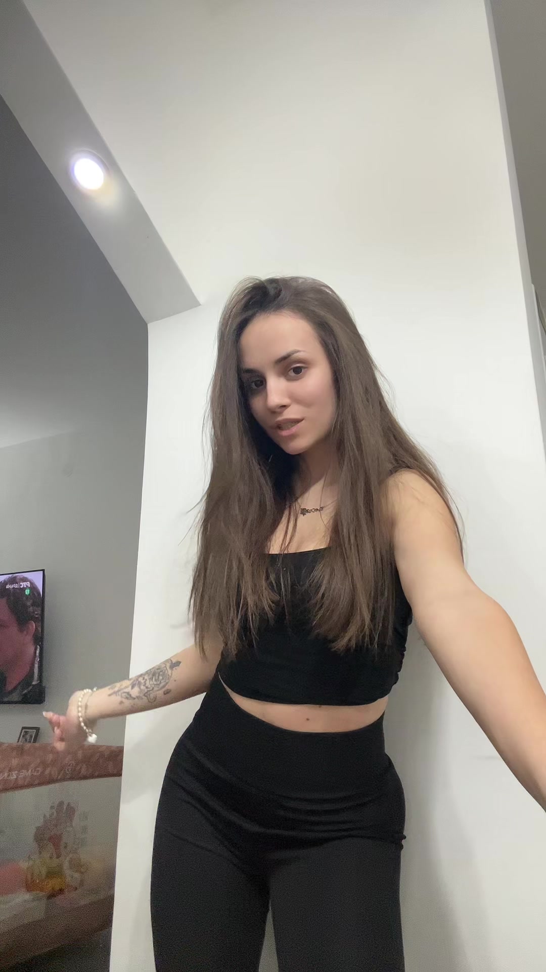 @leonoraaaa1