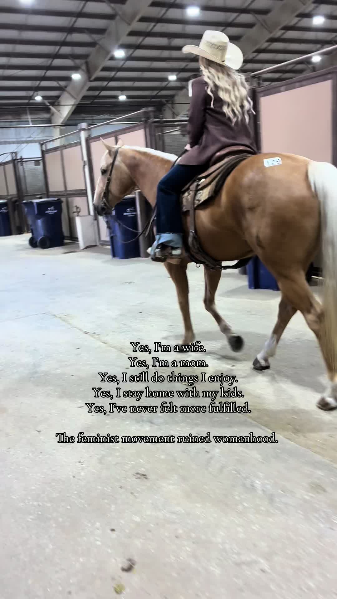 @HOLLY|RANCH WIFE & SAHM