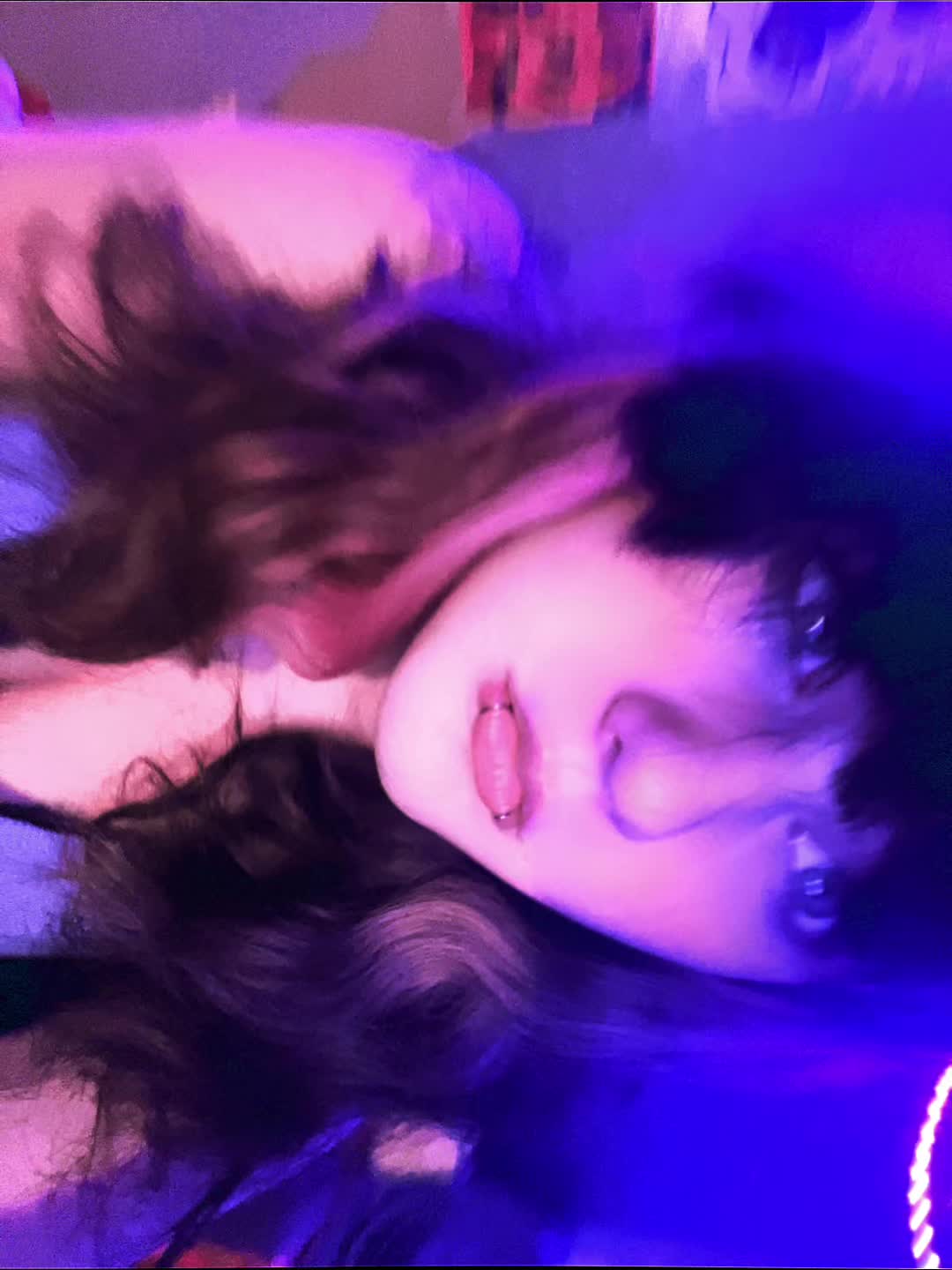@Gir_emogirl_jonniegulbert🚬