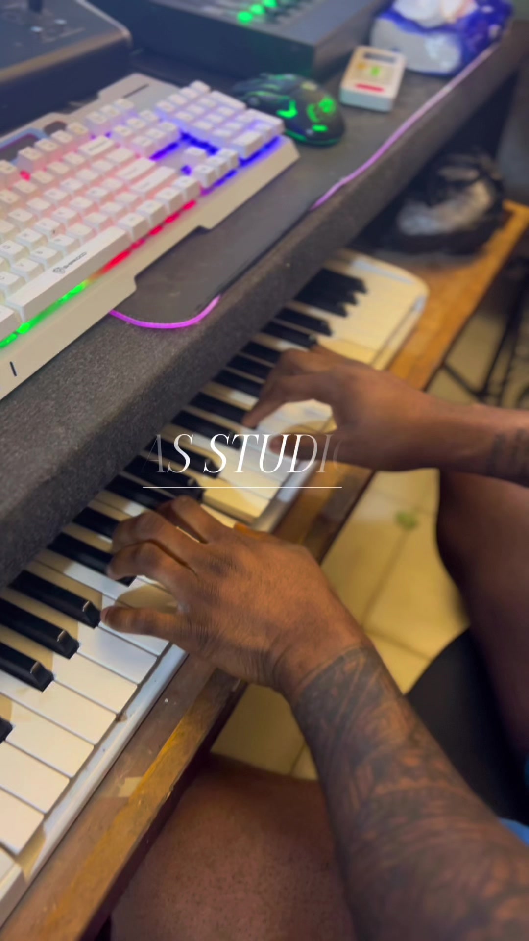 @R&sigma;ƈԋ Aɾƚԋ&upsilon;ɾ on The beat