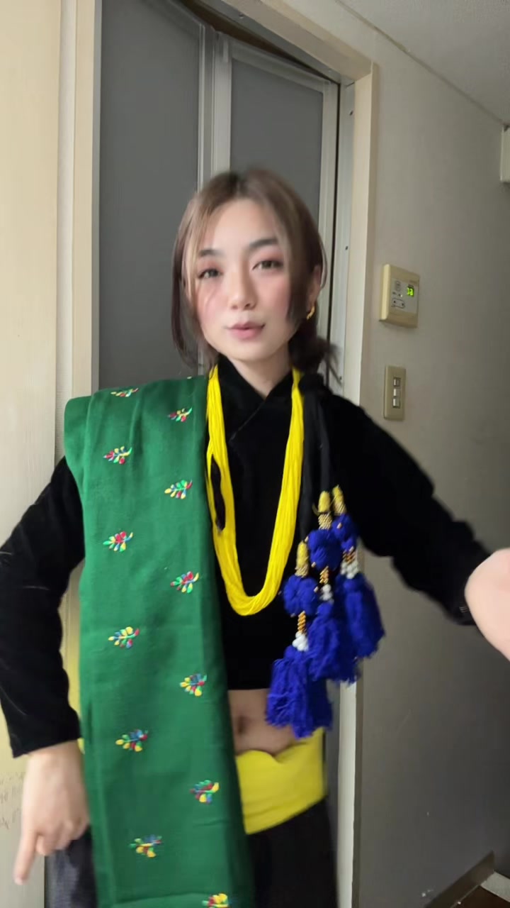 @•