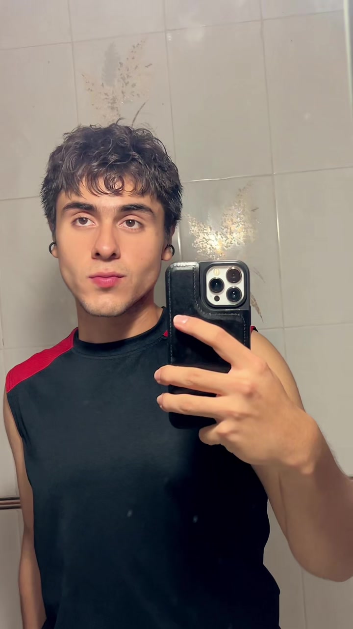 @Macías